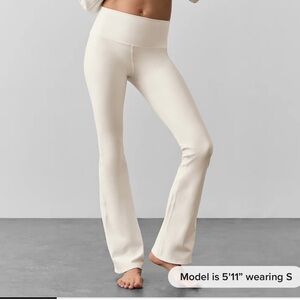 ALO Women's Cream Yoga Leggings. Size small.